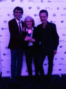 Helen Bank e i suoi figli Nicolas e Olivier ritirano il premio PMA 2017, UK