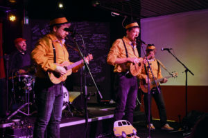 Il trio dell'ukulele accompagnato dalla batteria di Teodorani, si divertono sul palco